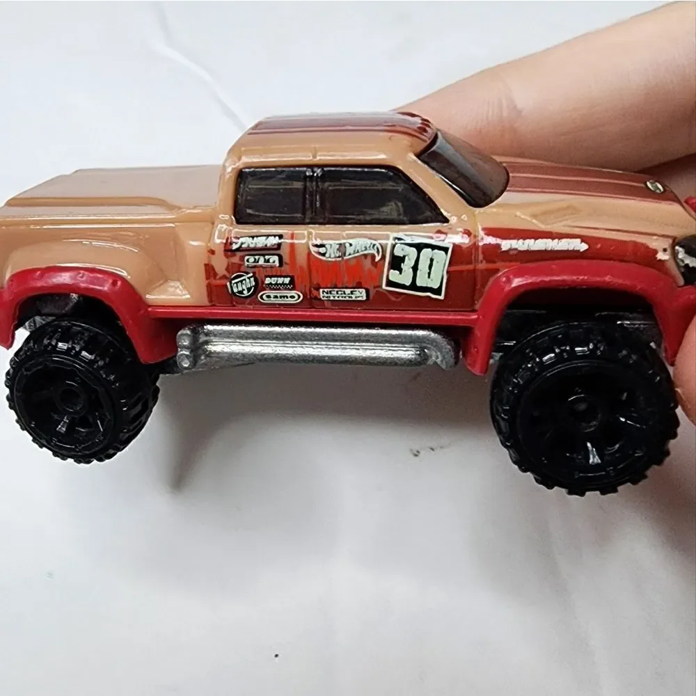 Hot Wheels 2001 Thrill Racers Earthquake #224 Mega-Duty DIECAST TOY CAR